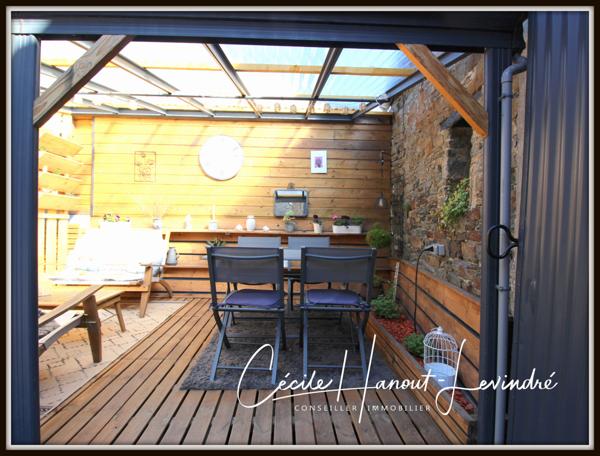 Pleine-Fougères (35610) PLEINE-FOUGERES - Centre Bourg - Propriété 100 m² (potentiel 240 m²) en pierre avec dépendances - Terrain 270