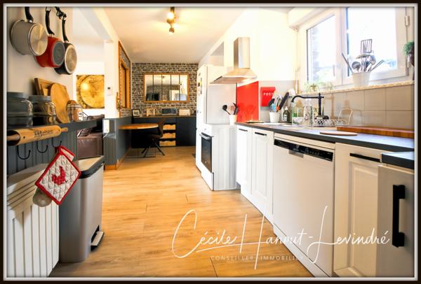 Pleine-Fougères (35610) PLEINE-FOUGERES - Centre Bourg - Propriété 100 m² (potentiel 240 m²) en pierre avec dépendances - Terrain 270