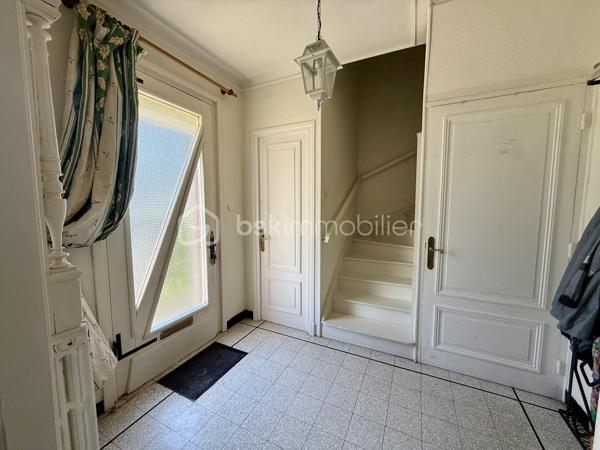 Située dans un quartier résidentiel à proximité du centre-ville et des commodités, découvrez cette maison de ville semi-mitoyenne lumineuse des années 1960, implantée sur une parcelle de 1 129 m².

D’une superficie de 114 m² habitables, elle se compose au rez-de-chaussée d’une entrée, d’un WC indépendant, d’un séjour avec cheminée insert bois, d’une cuisine fonctionnelle aménagée et équipée.
Une véranda de 32 m²supplémentaire offrant un bel espace de vie ainsi qu'un cellier et une dépendance.
L’espace nuit se répartit sur deux niveaux :
Le premier étage dispose de trois chambres et d’une salle de bains avec baignoire et vasque.
Le deuxième étage accueille une quatrième grande chambre aménagée sous combles, avec des espaces de rangements.

La maison bénéficie également de deux garages avec portes sectionnelles, dont un garage de 33 m² avec une fosse à hauteur d’homme idéal pour passionnés de mécanique et un second garage de 21m².
Le bien dispose également d’une cave.

À l’extérieur, la parcelle de 1 129 m² offre du stationnement et un beau jardin mais constitue notamment un véritable atout avec un terrain constructible offrant de nombreuses possibilités d’évolution et d’aménagement.

Chaudière gaz de ville et cheminée avec insert bois, chauffage électrique à l’étage.
Les menuiseries sont en double vitrage PVC avec persiennes manuelles.
Une bonne construction avec un plancher béton à l’étage.

Une maison lumineuse à découvrir pour ses nombreux espaces avec un beau potentiel, idéale pour un projet familial.