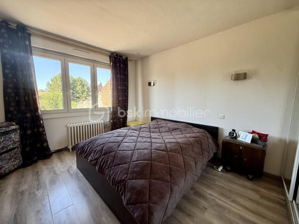 Située dans un quartier résidentiel à proximité du centre-ville et des commodités, découvrez cette maison de ville semi-mitoyenne lumineuse des années 1960, implantée sur une parcelle de 1 129 m².

D’une superficie de 114 m² habitables, elle se compose au rez-de-chaussée d’une entrée, d’un WC indépendant, d’un séjour avec cheminée insert bois, d’une cuisine fonctionnelle aménagée et équipée.
Une véranda de 32 m²supplémentaire offrant un bel espace de vie ainsi qu'un cellier et une dépendance.
L’espace nuit se répartit sur deux niveaux :
Le premier étage dispose de trois chambres et d’une salle de bains avec baignoire et vasque.
Le deuxième étage accueille une quatrième grande chambre aménagée sous combles, avec des espaces de rangements.

La maison bénéficie également de deux garages avec portes sectionnelles, dont un garage de 33 m² avec une fosse à hauteur d’homme idéal pour passionnés de mécanique et un second garage de 21m².
Le bien dispose également d’une cave.

À l’extérieur, la parcelle de 1 129 m² offre du stationnement et un beau jardin mais constitue notamment un véritable atout avec un terrain constructible offrant de nombreuses possibilités d’évolution et d’aménagement.

Chaudière gaz de ville et cheminée avec insert bois, chauffage électrique à l’étage.
Les menuiseries sont en double vitrage PVC avec persiennes manuelles.
Une bonne construction avec un plancher béton à l’étage.

Une maison lumineuse à découvrir pour ses nombreux espaces avec un beau potentiel, idéale pour un projet familial.