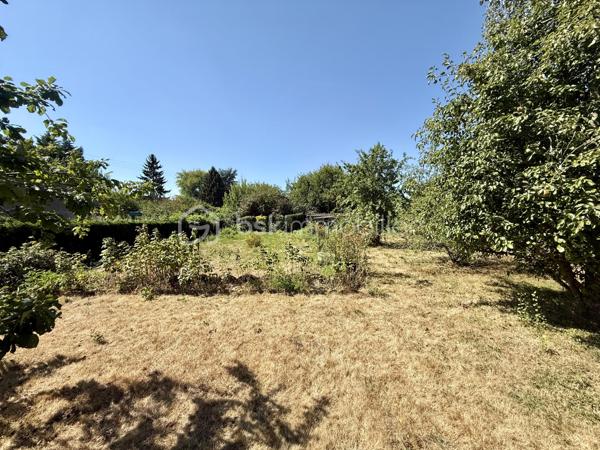 Située dans un quartier résidentiel à proximité du centre-ville et des commodités, découvrez cette maison de ville semi-mitoyenne lumineuse des années 1960, implantée sur une parcelle de 1 129 m².

D’une superficie de 114 m² habitables, elle se compose au rez-de-chaussée d’une entrée, d’un WC indépendant, d’un séjour avec cheminée insert bois, d’une cuisine fonctionnelle aménagée et équipée.
Une véranda de 32 m²supplémentaire offrant un bel espace de vie ainsi qu'un cellier et une dépendance.
L’espace nuit se répartit sur deux niveaux :
Le premier étage dispose de trois chambres et d’une salle de bains avec baignoire et vasque.
Le deuxième étage accueille une quatrième grande chambre aménagée sous combles, avec des espaces de rangements.

La maison bénéficie également de deux garages avec portes sectionnelles, dont un garage de 33 m² avec une fosse à hauteur d’homme idéal pour passionnés de mécanique et un second garage de 21m².
Le bien dispose également d’une cave.

À l’extérieur, la parcelle de 1 129 m² offre du stationnement et un beau jardin mais constitue notamment un véritable atout avec un terrain constructible offrant de nombreuses possibilités d’évolution et d’aménagement.

Chaudière gaz de ville et cheminée avec insert bois, chauffage électrique à l’étage.
Les menuiseries sont en double vitrage PVC avec persiennes manuelles.
Une bonne construction avec un plancher béton à l’étage.

Une maison lumineuse à découvrir pour ses nombreux espaces avec un beau potentiel, idéale pour un projet familial.