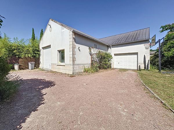 A VENDRE à CORNÉ limite MAZÉ (49630) Maison 4 chambres, un bureau et 1986 m² de terrain et grande dépendance !