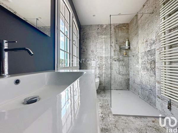 Maison 9 pièces de 270 m² à Sanary-sur-Mer (83110)