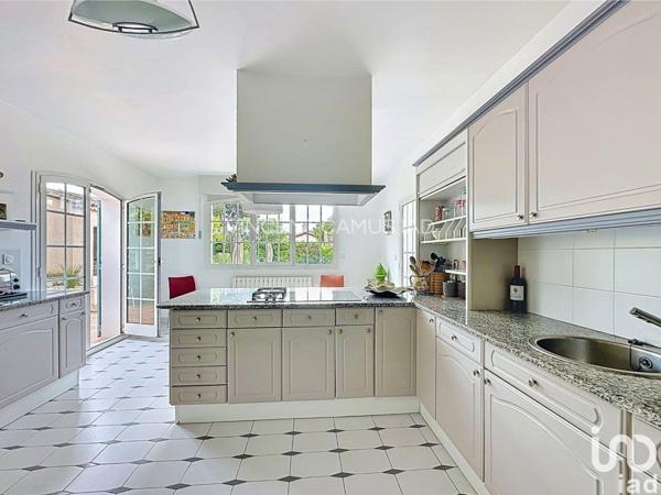 Maison 9 pièces de 270 m² à Sanary-sur-Mer (83110)