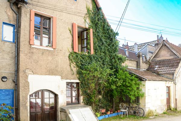 Duplex
                                                                                                                                                                                                                                                                                                                        3 pièce(s)                                                                                                                                                                                                          1 chambre(s)                                                                                                                                                                                                          92  m²