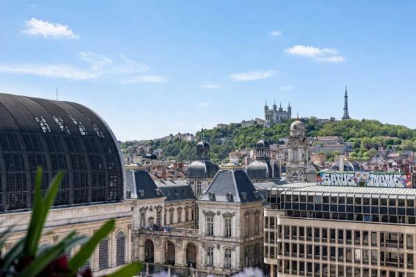 LYON 1 - PLACE LOUIS PRADEL