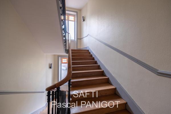 Bel appartement hyper lumineux, beaux volumes, excellent état général, secteur géographique sympa... Faibles charges,