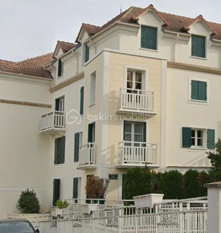 Idéalement situé en centre-ville de Bailly-Romainvilliers, venez découvrir ce charmant appartement de type F3 situé au 1er étage d'une résidence à taille humaine de seulement 2 étages.

Vous profiterez d'un emplacement privilégié à proximité immédiate des écoles, commerces, restaurants et de toutes les commodités du quotidien. L'accès à l'autoroute A4 se situe à seulement 3 minutes, permettant de rejoindre rapidement Paris ou Meaux.

L'appartement se compose d'une entrée, d'une agréable pièce de vie particulièrement lumineuse grâce à sa double exposition, d'une cuisine semi-ouverte fonctionnelle, de deux chambres dont une avec placard intégré et une seconde disposant d'un petit dressing, d'une salle de bains avec baignoire ainsi que de WC indépendants.

Un petit balcon complète ce bien et vous permettra de profiter des beaux jours.

Une place de parking privative en sous-sol sécurisé vient parfaire les prestations de cet appartement.

Les plus :

- Appartement très lumineux grâce à sa double exposition
-Cuisine semi-ouverte
- Deux chambres avec rangements
- Salle de bains avec baignoire
- Radiateurs récents
- Petit Balcon
- Place de parking en sous-sol sécurisé
- Résidence de faible hauteur (2 étages)
- Centre-ville recherché
- Proximité immédiate des écoles, commerces et restaurants proche val d'Europe et Disney 
- Accès rapide à l'A4 vers Paris et Meaux

Que ce soit pour une résidence principale ou un investissement locatif, cet appartement saura vous séduire par son emplacement privilégié, sa luminosité et sa fonctionnalité.

À visiter sans tarder !