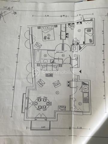 Idéalement situé en centre-ville de Bailly-Romainvilliers, venez découvrir ce charmant appartement de type F3 situé au 1er étage d'une résidence à taille humaine de seulement 2 étages.

Vous profiterez d'un emplacement privilégié à proximité immédiate des écoles, commerces, restaurants et de toutes les commodités du quotidien. L'accès à l'autoroute A4 se situe à seulement 3 minutes, permettant de rejoindre rapidement Paris ou Meaux.

L'appartement se compose d'une entrée, d'une agréable pièce de vie particulièrement lumineuse grâce à sa double exposition, d'une cuisine semi-ouverte fonctionnelle, de deux chambres dont une avec placard intégré et une seconde disposant d'un petit dressing, d'une salle de bains avec baignoire ainsi que de WC indépendants.

Un petit balcon complète ce bien et vous permettra de profiter des beaux jours.

Une place de parking privative en sous-sol sécurisé vient parfaire les prestations de cet appartement.

Les plus :

- Appartement très lumineux grâce à sa double exposition
-Cuisine semi-ouverte
- Deux chambres avec rangements
- Salle de bains avec baignoire
- Radiateurs récents
- Petit Balcon
- Place de parking en sous-sol sécurisé
- Résidence de faible hauteur (2 étages)
- Centre-ville recherché
- Proximité immédiate des écoles, commerces et restaurants proche val d'Europe et Disney 
- Accès rapide à l'A4 vers Paris et Meaux

Que ce soit pour une résidence principale ou un investissement locatif, cet appartement saura vous séduire par son emplacement privilégié, sa luminosité et sa fonctionnalité.

À visiter sans tarder !