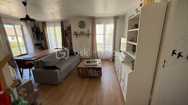 Idéalement situé en centre-ville de Bailly-Romainvilliers, venez découvrir ce charmant appartement de type F3 situé au 1er étage d'une résidence à taille humaine de seulement 2 étages.

Vous profiterez d'un emplacement privilégié à proximité immédiate des écoles, commerces, restaurants et de toutes les commodités du quotidien. L'accès à l'autoroute A4 se situe à seulement 3 minutes, permettant de rejoindre rapidement Paris ou Meaux.

L'appartement se compose d'une entrée, d'une agréable pièce de vie particulièrement lumineuse grâce à sa double exposition, d'une cuisine semi-ouverte fonctionnelle, de deux chambres dont une avec placard intégré et une seconde disposant d'un petit dressing, d'une salle de bains avec baignoire ainsi que de WC indépendants.

Un petit balcon complète ce bien et vous permettra de profiter des beaux jours.

Une place de parking privative en sous-sol sécurisé vient parfaire les prestations de cet appartement.

Les plus :

- Appartement très lumineux grâce à sa double exposition
-Cuisine semi-ouverte
- Deux chambres avec rangements
- Salle de bains avec baignoire
- Radiateurs récents
- Petit Balcon
- Place de parking en sous-sol sécurisé
- Résidence de faible hauteur (2 étages)
- Centre-ville recherché
- Proximité immédiate des écoles, commerces et restaurants proche val d'Europe et Disney 
- Accès rapide à l'A4 vers Paris et Meaux

Que ce soit pour une résidence principale ou un investissement locatif, cet appartement saura vous séduire par son emplacement privilégié, sa luminosité et sa fonctionnalité.

À visiter sans tarder !