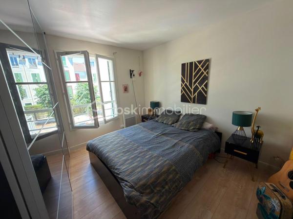 Idéalement situé en centre-ville de Bailly-Romainvilliers, venez découvrir ce charmant appartement de type F3 situé au 1er étage d'une résidence à taille humaine de seulement 2 étages.

Vous profiterez d'un emplacement privilégié à proximité immédiate des écoles, commerces, restaurants et de toutes les commodités du quotidien. L'accès à l'autoroute A4 se situe à seulement 3 minutes, permettant de rejoindre rapidement Paris ou Meaux.

L'appartement se compose d'une entrée, d'une agréable pièce de vie particulièrement lumineuse grâce à sa double exposition, d'une cuisine semi-ouverte fonctionnelle, de deux chambres dont une avec placard intégré et une seconde disposant d'un petit dressing, d'une salle de bains avec baignoire ainsi que de WC indépendants.

Un petit balcon complète ce bien et vous permettra de profiter des beaux jours.

Une place de parking privative en sous-sol sécurisé vient parfaire les prestations de cet appartement.

Les plus :

- Appartement très lumineux grâce à sa double exposition
-Cuisine semi-ouverte
- Deux chambres avec rangements
- Salle de bains avec baignoire
- Radiateurs récents
- Petit Balcon
- Place de parking en sous-sol sécurisé
- Résidence de faible hauteur (2 étages)
- Centre-ville recherché
- Proximité immédiate des écoles, commerces et restaurants proche val d'Europe et Disney 
- Accès rapide à l'A4 vers Paris et Meaux

Que ce soit pour une résidence principale ou un investissement locatif, cet appartement saura vous séduire par son emplacement privilégié, sa luminosité et sa fonctionnalité.

À visiter sans tarder !