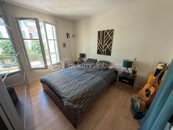 Idéalement situé en centre-ville de Bailly-Romainvilliers, venez découvrir ce charmant appartement de type F3 situé au 1er étage d'une résidence à taille humaine de seulement 2 étages.

Vous profiterez d'un emplacement privilégié à proximité immédiate des écoles, commerces, restaurants et de toutes les commodités du quotidien. L'accès à l'autoroute A4 se situe à seulement 3 minutes, permettant de rejoindre rapidement Paris ou Meaux.

L'appartement se compose d'une entrée, d'une agréable pièce de vie particulièrement lumineuse grâce à sa double exposition, d'une cuisine semi-ouverte fonctionnelle, de deux chambres dont une avec placard intégré et une seconde disposant d'un petit dressing, d'une salle de bains avec baignoire ainsi que de WC indépendants.

Un petit balcon complète ce bien et vous permettra de profiter des beaux jours.

Une place de parking privative en sous-sol sécurisé vient parfaire les prestations de cet appartement.

Les plus :

- Appartement très lumineux grâce à sa double exposition
-Cuisine semi-ouverte
- Deux chambres avec rangements
- Salle de bains avec baignoire
- Radiateurs récents
- Petit Balcon
- Place de parking en sous-sol sécurisé
- Résidence de faible hauteur (2 étages)
- Centre-ville recherché
- Proximité immédiate des écoles, commerces et restaurants proche val d'Europe et Disney 
- Accès rapide à l'A4 vers Paris et Meaux

Que ce soit pour une résidence principale ou un investissement locatif, cet appartement saura vous séduire par son emplacement privilégié, sa luminosité et sa fonctionnalité.

À visiter sans tarder !