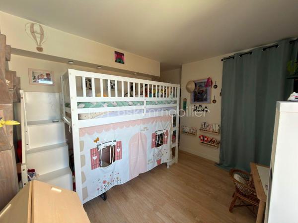 Idéalement situé en centre-ville de Bailly-Romainvilliers, venez découvrir ce charmant appartement de type F3 situé au 1er étage d'une résidence à taille humaine de seulement 2 étages.

Vous profiterez d'un emplacement privilégié à proximité immédiate des écoles, commerces, restaurants et de toutes les commodités du quotidien. L'accès à l'autoroute A4 se situe à seulement 3 minutes, permettant de rejoindre rapidement Paris ou Meaux.

L'appartement se compose d'une entrée, d'une agréable pièce de vie particulièrement lumineuse grâce à sa double exposition, d'une cuisine semi-ouverte fonctionnelle, de deux chambres dont une avec placard intégré et une seconde disposant d'un petit dressing, d'une salle de bains avec baignoire ainsi que de WC indépendants.

Un petit balcon complète ce bien et vous permettra de profiter des beaux jours.

Une place de parking privative en sous-sol sécurisé vient parfaire les prestations de cet appartement.

Les plus :

- Appartement très lumineux grâce à sa double exposition
-Cuisine semi-ouverte
- Deux chambres avec rangements
- Salle de bains avec baignoire
- Radiateurs récents
- Petit Balcon
- Place de parking en sous-sol sécurisé
- Résidence de faible hauteur (2 étages)
- Centre-ville recherché
- Proximité immédiate des écoles, commerces et restaurants proche val d'Europe et Disney 
- Accès rapide à l'A4 vers Paris et Meaux

Que ce soit pour une résidence principale ou un investissement locatif, cet appartement saura vous séduire par son emplacement privilégié, sa luminosité et sa fonctionnalité.

À visiter sans tarder !