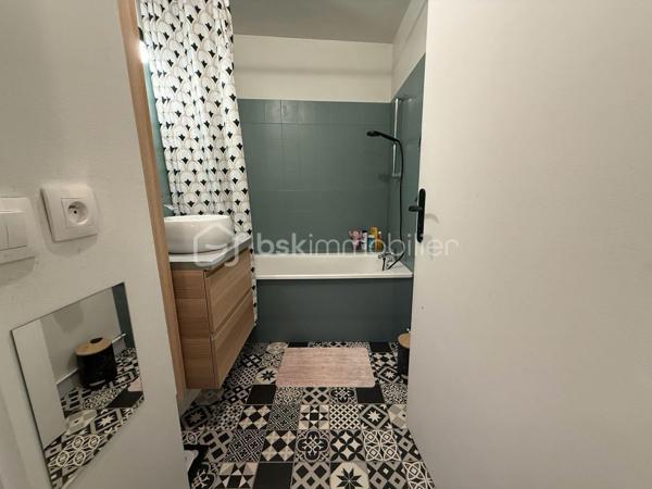 Idéalement situé en centre-ville de Bailly-Romainvilliers, venez découvrir ce charmant appartement de type F3 situé au 1er étage d'une résidence à taille humaine de seulement 2 étages.

Vous profiterez d'un emplacement privilégié à proximité immédiate des écoles, commerces, restaurants et de toutes les commodités du quotidien. L'accès à l'autoroute A4 se situe à seulement 3 minutes, permettant de rejoindre rapidement Paris ou Meaux.

L'appartement se compose d'une entrée, d'une agréable pièce de vie particulièrement lumineuse grâce à sa double exposition, d'une cuisine semi-ouverte fonctionnelle, de deux chambres dont une avec placard intégré et une seconde disposant d'un petit dressing, d'une salle de bains avec baignoire ainsi que de WC indépendants.

Un petit balcon complète ce bien et vous permettra de profiter des beaux jours.

Une place de parking privative en sous-sol sécurisé vient parfaire les prestations de cet appartement.

Les plus :

- Appartement très lumineux grâce à sa double exposition
-Cuisine semi-ouverte
- Deux chambres avec rangements
- Salle de bains avec baignoire
- Radiateurs récents
- Petit Balcon
- Place de parking en sous-sol sécurisé
- Résidence de faible hauteur (2 étages)
- Centre-ville recherché
- Proximité immédiate des écoles, commerces et restaurants proche val d'Europe et Disney 
- Accès rapide à l'A4 vers Paris et Meaux

Que ce soit pour une résidence principale ou un investissement locatif, cet appartement saura vous séduire par son emplacement privilégié, sa luminosité et sa fonctionnalité.

À visiter sans tarder !