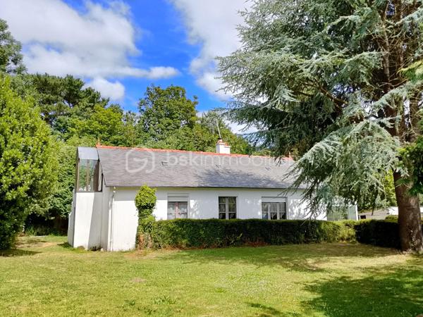 Située à proximité des écoles et des commerces, cette maison de 1980 se compose d'un salon/séjour agrémenté d'un poêle à bois, d'une cuisine, d'une chambre, d'un bureau et d'une salle de bain au rez-de-chaussée. Les combles ont été aménagés récemment et disposent d'une chambre et d'un dressing. Chauffage électrique, huisseries double vitrage en bois.