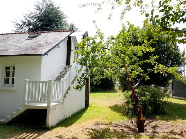 Située à proximité des écoles et des commerces, cette maison de 1980 se compose d'un salon/séjour agrémenté d'un poêle à bois, d'une cuisine, d'une chambre, d'un bureau et d'une salle de bain au rez-de-chaussée. Les combles ont été aménagés récemment et disposent d'une chambre et d'un dressing. Chauffage électrique, huisseries double vitrage en bois.