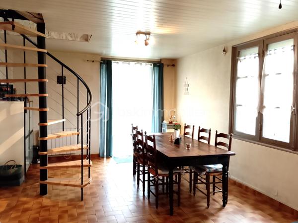 Située à proximité des écoles et des commerces, cette maison de 1980 se compose d'un salon/séjour agrémenté d'un poêle à bois, d'une cuisine, d'une chambre, d'un bureau et d'une salle de bain au rez-de-chaussée. Les combles ont été aménagés récemment et disposent d'une chambre et d'un dressing. Chauffage électrique, huisseries double vitrage en bois.