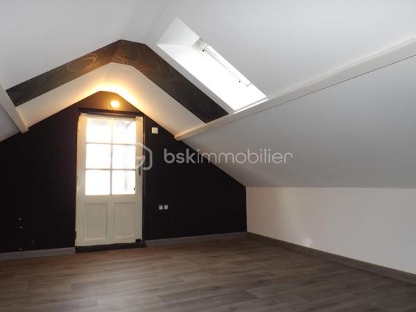 Située à proximité des écoles et des commerces, cette maison de 1980 se compose d'un salon/séjour agrémenté d'un poêle à bois, d'une cuisine, d'une chambre, d'un bureau et d'une salle de bain au rez-de-chaussée. Les combles ont été aménagés récemment et disposent d'une chambre et d'un dressing. Chauffage électrique, huisseries double vitrage en bois.