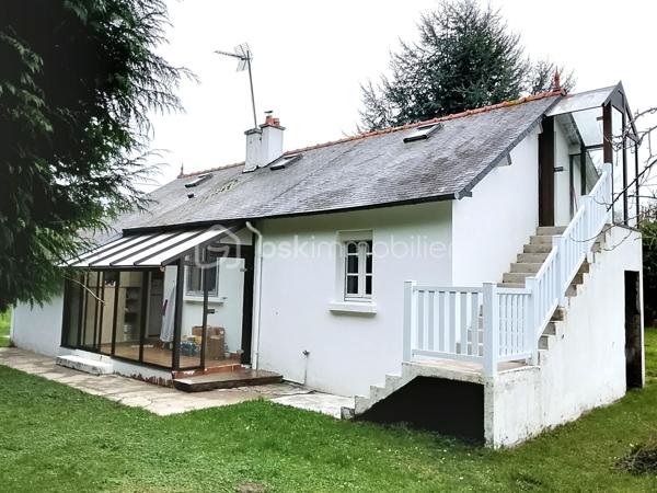 Située à proximité des écoles et des commerces, cette maison de 1980 se compose d'un salon/séjour agrémenté d'un poêle à bois, d'une cuisine, d'une chambre, d'un bureau et d'une salle de bain au rez-de-chaussée. Les combles ont été aménagés récemment et disposent d'une chambre et d'un dressing. Chauffage électrique, huisseries double vitrage en bois.