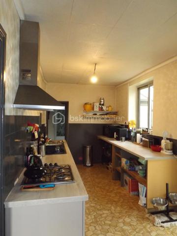 Située à proximité des écoles et des commerces, cette maison de 1980 se compose d'un salon/séjour agrémenté d'un poêle à bois, d'une cuisine, d'une chambre, d'un bureau et d'une salle de bain au rez-de-chaussée. Les combles ont été aménagés récemment et disposent d'une chambre et d'un dressing. Chauffage électrique, huisseries double vitrage en bois.