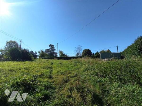 Sur la commune de VASSY, dans un hameau : Parcelle de terrain à bâtir hors lotissement mais non...