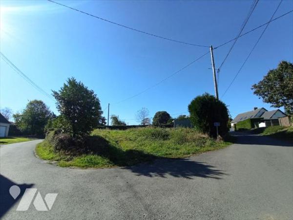 Sur la commune de VASSY, dans un hameau : Parcelle de terrain à bâtir hors lotissement mais non...