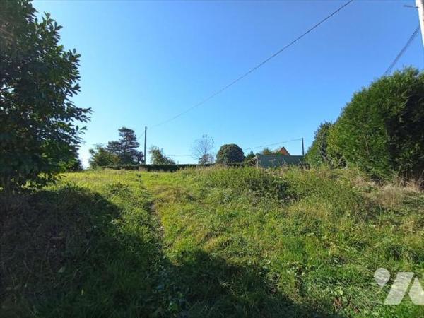 Sur la commune de VASSY, dans un hameau : Parcelle de terrain à bâtir hors lotissement mais non...