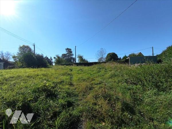 Sur la commune de VASSY, dans un hameau : Parcelle de terrain à bâtir hors lotissement mais non...