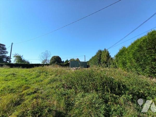 Sur la commune de VASSY, dans un hameau : Parcelle de terrain à bâtir hors lotissement mais non...