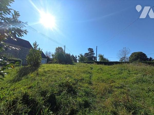 Sur la commune de VASSY, dans un hameau : Parcelle de terrain à bâtir hors lotissement mais non...