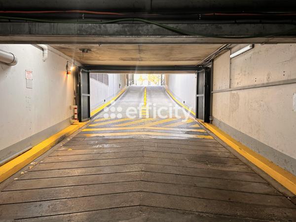 Local Commercial 1 pièce - 113 m²