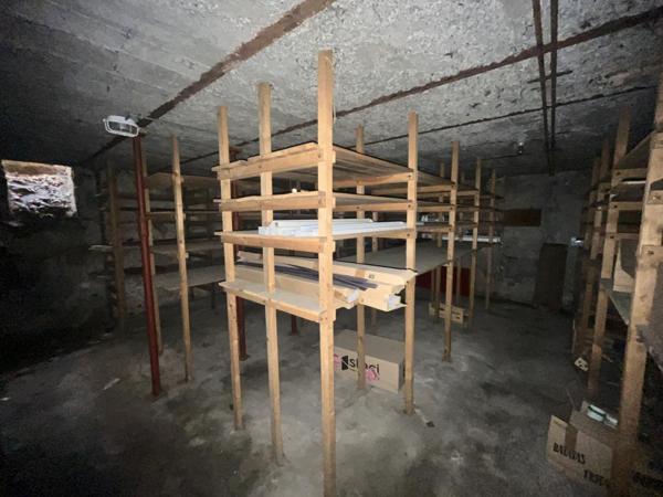 RODEZ, Place de la Madeleine, local commercial en RDC de 236 m² (magasin et arrière boutique)