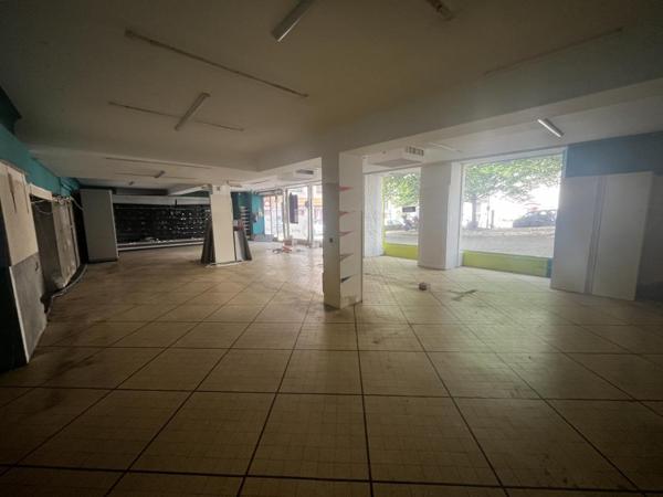 RODEZ, Place de la Madeleine, local commercial en RDC de 236 m² (magasin et arrière boutique)