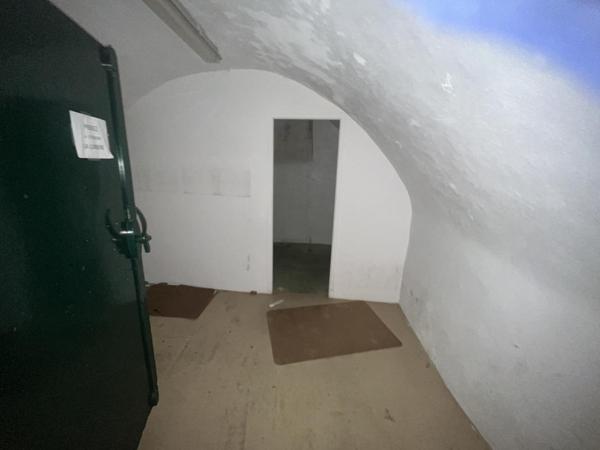 RODEZ, Place de la Madeleine, local commercial en RDC de 236 m² (magasin et arrière boutique)