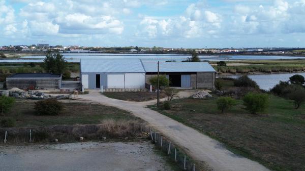 HANGAR DE 230M² A LOUER SUR LE SECTEUR DE  ROCHEFORT 17300