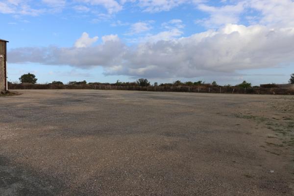 HANGAR DE 230M² A LOUER SUR LE SECTEUR DE  ROCHEFORT 17300