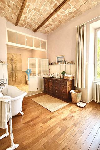 Propriete
                                                                                                                                                                                                                                                                                                                        28 pièce(s)                                                                                                                                                                                                          17 chambre(s)                                                                                                                                                                                                          800  m²
