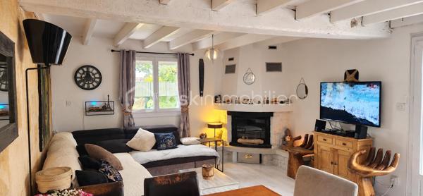 Dès les premiers instants, laissez-vous séduire par le charme de cette belle maison en pierre entièrement rénovée d’environ 110 m², où authenticité et confort moderne se rencontrent parfaitement.

Pensée pour la vie de famille, elle offre 5 chambres, dont deux chambres parentales, ainsi qu’une cuisine entièrement équipée et quasiment neuve. Le cœur de la maison se dévoile dans un grand salon lumineux et chaleureux, sublimé par sa cheminée dont la chaleur est diffusée dans les différentes pièces pour profiter d’une atmosphère agréable en toute saison.

À l’extérieur, place aux beaux jours ! Le jardin accueille une piscine hors-sol, une dépendance d’environ 10 m² offrant de belles possibilités, ainsi que deux cabanons pour faciliter le rangement.

Autre véritable atout : son emplacement ! Tram, bus, écoles, commerces et toutes les commodités du quotidien sont à proximité.

Pierre, volumes, 5 chambres, extérieur et piscine : une maison pleine de charme, prête à accueillir ses nouveaux propriétaires. Une visite s’impose pour découvrir tout son potentiel !