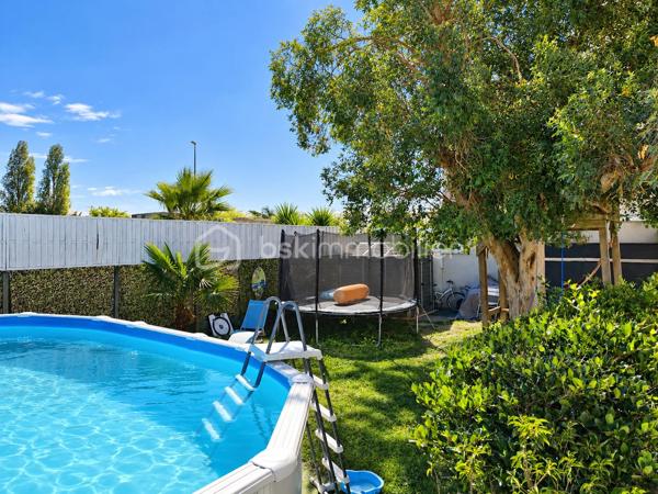 Dès les premiers instants, laissez-vous séduire par le charme de cette belle maison en pierre entièrement rénovée d’environ 110 m², où authenticité et confort moderne se rencontrent parfaitement.

Pensée pour la vie de famille, elle offre 5 chambres, dont deux chambres parentales, ainsi qu’une cuisine entièrement équipée et quasiment neuve. Le cœur de la maison se dévoile dans un grand salon lumineux et chaleureux, sublimé par sa cheminée dont la chaleur est diffusée dans les différentes pièces pour profiter d’une atmosphère agréable en toute saison.

À l’extérieur, place aux beaux jours ! Le jardin accueille une piscine hors-sol, une dépendance d’environ 10 m² offrant de belles possibilités, ainsi que deux cabanons pour faciliter le rangement.

Autre véritable atout : son emplacement ! Tram, bus, écoles, commerces et toutes les commodités du quotidien sont à proximité.

Pierre, volumes, 5 chambres, extérieur et piscine : une maison pleine de charme, prête à accueillir ses nouveaux propriétaires. Une visite s’impose pour découvrir tout son potentiel !
