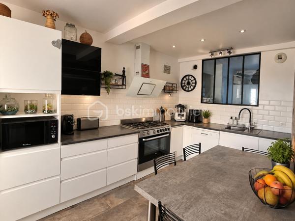 Dès les premiers instants, laissez-vous séduire par le charme de cette belle maison en pierre entièrement rénovée d’environ 110 m², où authenticité et confort moderne se rencontrent parfaitement.

Pensée pour la vie de famille, elle offre 5 chambres, dont deux chambres parentales, ainsi qu’une cuisine entièrement équipée et quasiment neuve. Le cœur de la maison se dévoile dans un grand salon lumineux et chaleureux, sublimé par sa cheminée dont la chaleur est diffusée dans les différentes pièces pour profiter d’une atmosphère agréable en toute saison.

À l’extérieur, place aux beaux jours ! Le jardin accueille une piscine hors-sol, une dépendance d’environ 10 m² offrant de belles possibilités, ainsi que deux cabanons pour faciliter le rangement.

Autre véritable atout : son emplacement ! Tram, bus, écoles, commerces et toutes les commodités du quotidien sont à proximité.

Pierre, volumes, 5 chambres, extérieur et piscine : une maison pleine de charme, prête à accueillir ses nouveaux propriétaires. Une visite s’impose pour découvrir tout son potentiel !