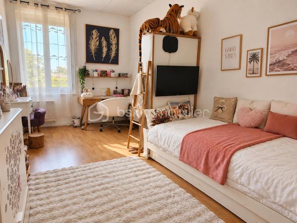 Dès les premiers instants, laissez-vous séduire par le charme de cette belle maison en pierre entièrement rénovée d’environ 110 m², où authenticité et confort moderne se rencontrent parfaitement.

Pensée pour la vie de famille, elle offre 5 chambres, dont deux chambres parentales, ainsi qu’une cuisine entièrement équipée et quasiment neuve. Le cœur de la maison se dévoile dans un grand salon lumineux et chaleureux, sublimé par sa cheminée dont la chaleur est diffusée dans les différentes pièces pour profiter d’une atmosphère agréable en toute saison.

À l’extérieur, place aux beaux jours ! Le jardin accueille une piscine hors-sol, une dépendance d’environ 10 m² offrant de belles possibilités, ainsi que deux cabanons pour faciliter le rangement.

Autre véritable atout : son emplacement ! Tram, bus, écoles, commerces et toutes les commodités du quotidien sont à proximité.

Pierre, volumes, 5 chambres, extérieur et piscine : une maison pleine de charme, prête à accueillir ses nouveaux propriétaires. Une visite s’impose pour découvrir tout son potentiel !