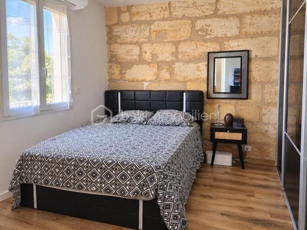 Dès les premiers instants, laissez-vous séduire par le charme de cette belle maison en pierre entièrement rénovée d’environ 110 m², où authenticité et confort moderne se rencontrent parfaitement.

Pensée pour la vie de famille, elle offre 5 chambres, dont deux chambres parentales, ainsi qu’une cuisine entièrement équipée et quasiment neuve. Le cœur de la maison se dévoile dans un grand salon lumineux et chaleureux, sublimé par sa cheminée dont la chaleur est diffusée dans les différentes pièces pour profiter d’une atmosphère agréable en toute saison.

À l’extérieur, place aux beaux jours ! Le jardin accueille une piscine hors-sol, une dépendance d’environ 10 m² offrant de belles possibilités, ainsi que deux cabanons pour faciliter le rangement.

Autre véritable atout : son emplacement ! Tram, bus, écoles, commerces et toutes les commodités du quotidien sont à proximité.

Pierre, volumes, 5 chambres, extérieur et piscine : une maison pleine de charme, prête à accueillir ses nouveaux propriétaires. Une visite s’impose pour découvrir tout son potentiel !
