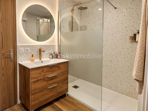Dès les premiers instants, laissez-vous séduire par le charme de cette belle maison en pierre entièrement rénovée d’environ 110 m², où authenticité et confort moderne se rencontrent parfaitement.

Pensée pour la vie de famille, elle offre 5 chambres, dont deux chambres parentales, ainsi qu’une cuisine entièrement équipée et quasiment neuve. Le cœur de la maison se dévoile dans un grand salon lumineux et chaleureux, sublimé par sa cheminée dont la chaleur est diffusée dans les différentes pièces pour profiter d’une atmosphère agréable en toute saison.

À l’extérieur, place aux beaux jours ! Le jardin accueille une piscine hors-sol, une dépendance d’environ 10 m² offrant de belles possibilités, ainsi que deux cabanons pour faciliter le rangement.

Autre véritable atout : son emplacement ! Tram, bus, écoles, commerces et toutes les commodités du quotidien sont à proximité.

Pierre, volumes, 5 chambres, extérieur et piscine : une maison pleine de charme, prête à accueillir ses nouveaux propriétaires. Une visite s’impose pour découvrir tout son potentiel !