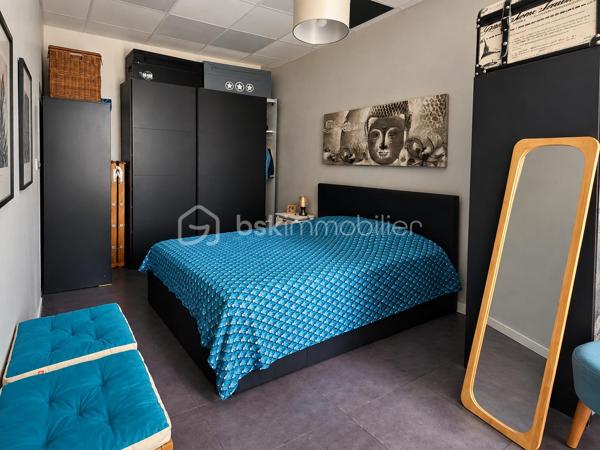 Dès les premiers instants, laissez-vous séduire par le charme de cette belle maison en pierre entièrement rénovée d’environ 110 m², où authenticité et confort moderne se rencontrent parfaitement.

Pensée pour la vie de famille, elle offre 5 chambres, dont deux chambres parentales, ainsi qu’une cuisine entièrement équipée et quasiment neuve. Le cœur de la maison se dévoile dans un grand salon lumineux et chaleureux, sublimé par sa cheminée dont la chaleur est diffusée dans les différentes pièces pour profiter d’une atmosphère agréable en toute saison.

À l’extérieur, place aux beaux jours ! Le jardin accueille une piscine hors-sol, une dépendance d’environ 10 m² offrant de belles possibilités, ainsi que deux cabanons pour faciliter le rangement.

Autre véritable atout : son emplacement ! Tram, bus, écoles, commerces et toutes les commodités du quotidien sont à proximité.

Pierre, volumes, 5 chambres, extérieur et piscine : une maison pleine de charme, prête à accueillir ses nouveaux propriétaires. Une visite s’impose pour découvrir tout son potentiel !