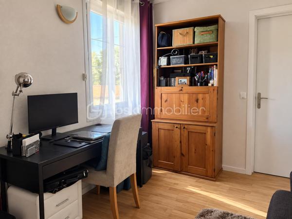 Dès les premiers instants, laissez-vous séduire par le charme de cette belle maison en pierre entièrement rénovée d’environ 110 m², où authenticité et confort moderne se rencontrent parfaitement.

Pensée pour la vie de famille, elle offre 5 chambres, dont deux chambres parentales, ainsi qu’une cuisine entièrement équipée et quasiment neuve. Le cœur de la maison se dévoile dans un grand salon lumineux et chaleureux, sublimé par sa cheminée dont la chaleur est diffusée dans les différentes pièces pour profiter d’une atmosphère agréable en toute saison.

À l’extérieur, place aux beaux jours ! Le jardin accueille une piscine hors-sol, une dépendance d’environ 10 m² offrant de belles possibilités, ainsi que deux cabanons pour faciliter le rangement.

Autre véritable atout : son emplacement ! Tram, bus, écoles, commerces et toutes les commodités du quotidien sont à proximité.

Pierre, volumes, 5 chambres, extérieur et piscine : une maison pleine de charme, prête à accueillir ses nouveaux propriétaires. Une visite s’impose pour découvrir tout son potentiel !