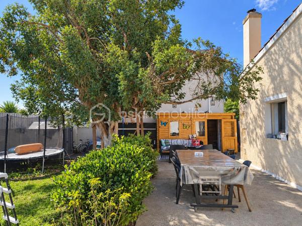 Dès les premiers instants, laissez-vous séduire par le charme de cette belle maison en pierre entièrement rénovée d’environ 110 m², où authenticité et confort moderne se rencontrent parfaitement.

Pensée pour la vie de famille, elle offre 5 chambres, dont deux chambres parentales, ainsi qu’une cuisine entièrement équipée et quasiment neuve. Le cœur de la maison se dévoile dans un grand salon lumineux et chaleureux, sublimé par sa cheminée dont la chaleur est diffusée dans les différentes pièces pour profiter d’une atmosphère agréable en toute saison.

À l’extérieur, place aux beaux jours ! Le jardin accueille une piscine hors-sol, une dépendance d’environ 10 m² offrant de belles possibilités, ainsi que deux cabanons pour faciliter le rangement.

Autre véritable atout : son emplacement ! Tram, bus, écoles, commerces et toutes les commodités du quotidien sont à proximité.

Pierre, volumes, 5 chambres, extérieur et piscine : une maison pleine de charme, prête à accueillir ses nouveaux propriétaires. Une visite s’impose pour découvrir tout son potentiel !
