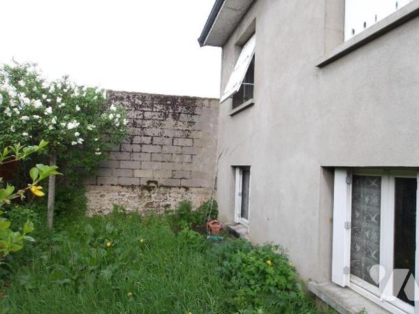 BOUSSAC (23) CREUSE, A vendre une maison individuelle comprenant au rez de chaussée : un logeme...