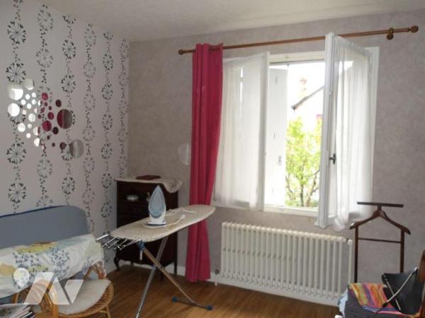 BOUSSAC (23) CREUSE, A vendre une maison individuelle comprenant au rez de chaussée : un logeme...