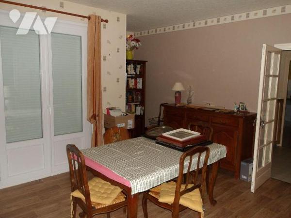 BOUSSAC (23) CREUSE, A vendre une maison individuelle comprenant au rez de chaussée : un logeme...