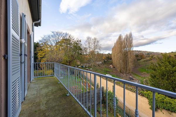 Un duplex comme une maison avec jardin et balcon